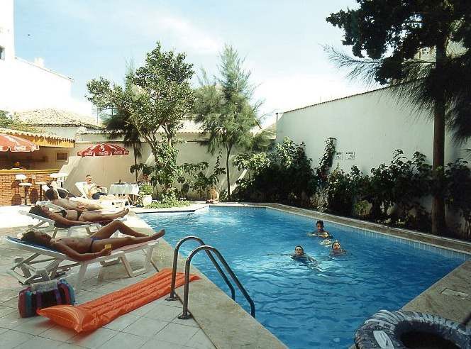 Akdeniz Apart Hotel Кушадасъ Екстериор снимка