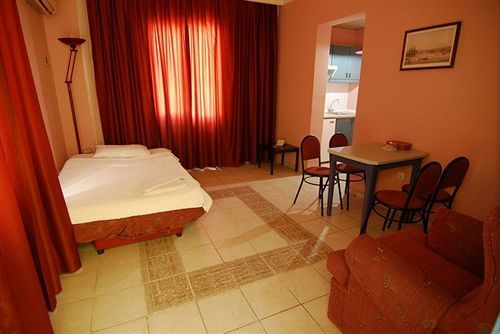Akdeniz Apart Hotel Кушадасъ Екстериор снимка